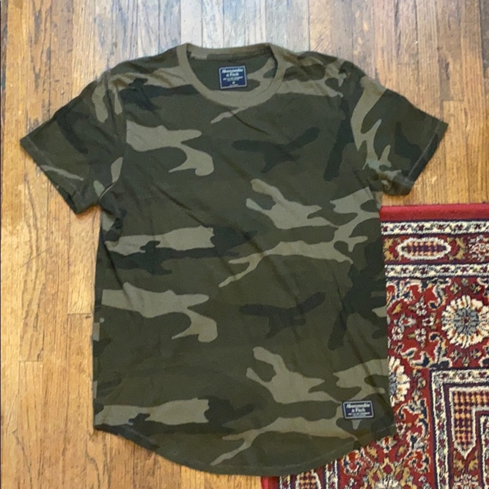 Green camo curve hem tee